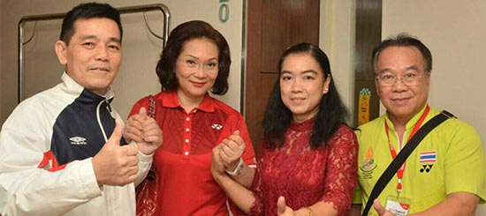คุณหญิง ปัทมา ลีสวัสดิ์ตระกูล นายกสมาคมกีฬาแบดมินตันแห่งประเทศไทย ได้มารับโค้ชเบิ้ม ชลาลัย สงวนแก้ว ออกจากรพ.รามา