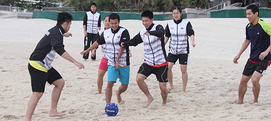 "ขนไก่ไทย" วอร์มเบาๆเตะบอลชายหาดชิลๆ 