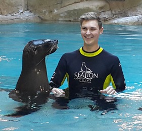 ชายเดี่ยวเหรียญทองแดงโอลิมปิค Viktor Axelsen ถึงดูไบแล้ว